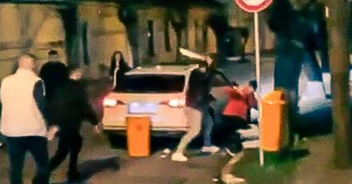 libertatea's tweet photo. Anchetă a poliţiei, în urma unei bătăi în stradă, la Reghin, în care unul dintre cei implicați a folosit o macetă. Șase bărbați au fost reținuți
Citiți aici: https://t.co/T9iiSnpRB2
#ştiri #știriromânia #reghin #stirimures https://t.co/kgirP0ZJqi