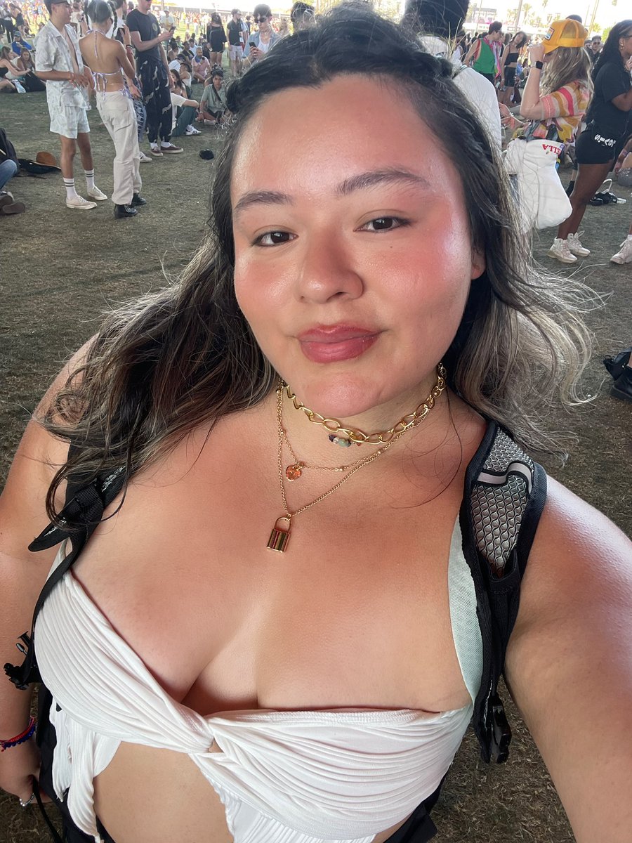brittanys0lis's tweet photo. nobody told me my lips would get chapped af at coachella https://t.co/Qeg4mksM5y