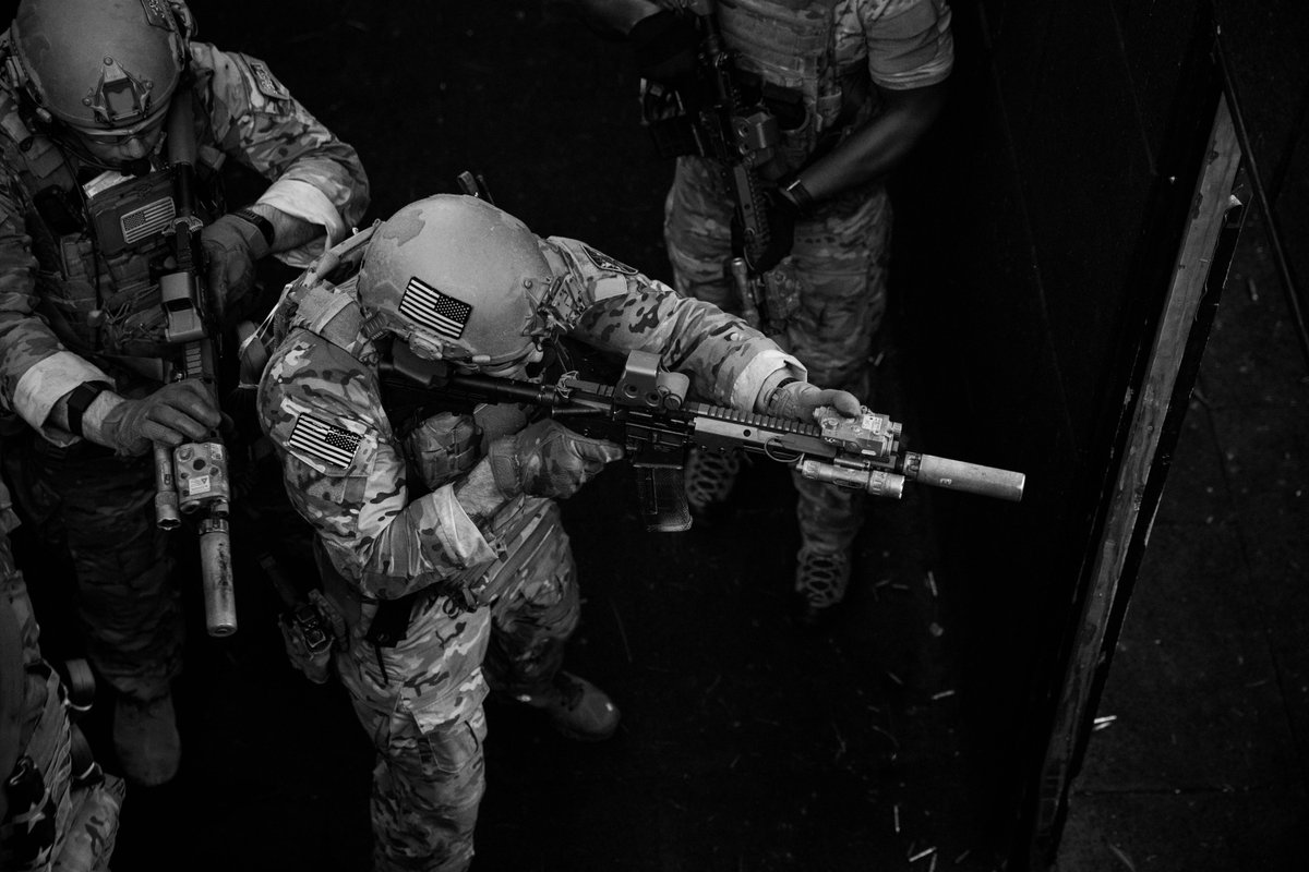 #TribeThings 3rd Group Green Berets clear a room during Southern Strike, a joint training exercise at Camp Shelby, Miss. ( 📸 Sgt. Benjamin Castro)