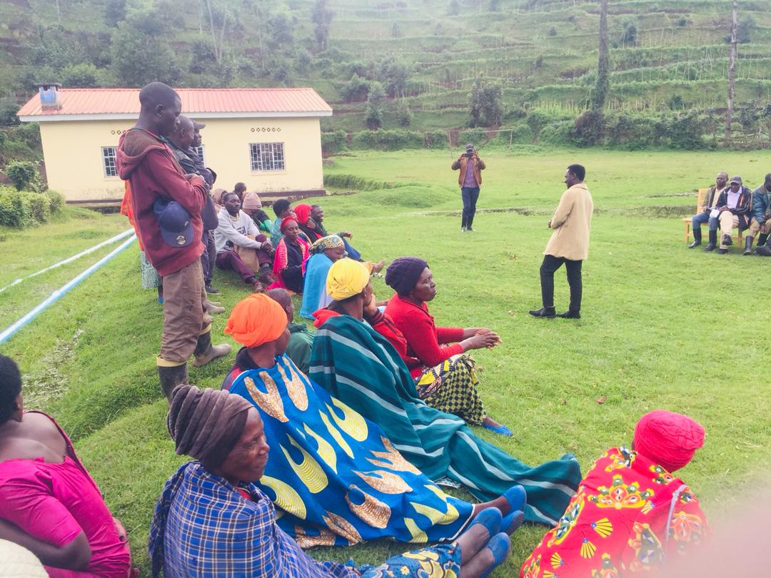 DusafWestern's tweet photo. Ku wa 18/4/2023 abanyeshuri biga muri @Uni_Rwanda bakomoka mu karere ka @NyabihuDistrict bifatanyije n'abaturage aho batanze inyigisho zo kurwanya mirire mibi ndetse banagaragaza uburyo bwakoreshwa ngo abana barindwe kugwingira. @HabitegekoFran1 @DUSAF12 @RwandaWest https://t.co/sIB4QYloQp