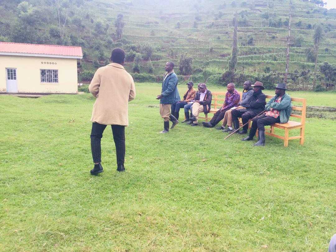 DusafWestern's tweet photo. Ku wa 18/4/2023 abanyeshuri biga muri @Uni_Rwanda bakomoka mu karere ka @NyabihuDistrict bifatanyije n'abaturage aho batanze inyigisho zo kurwanya mirire mibi ndetse banagaragaza uburyo bwakoreshwa ngo abana barindwe kugwingira. @HabitegekoFran1 @DUSAF12 @RwandaWest https://t.co/sIB4QYloQp
