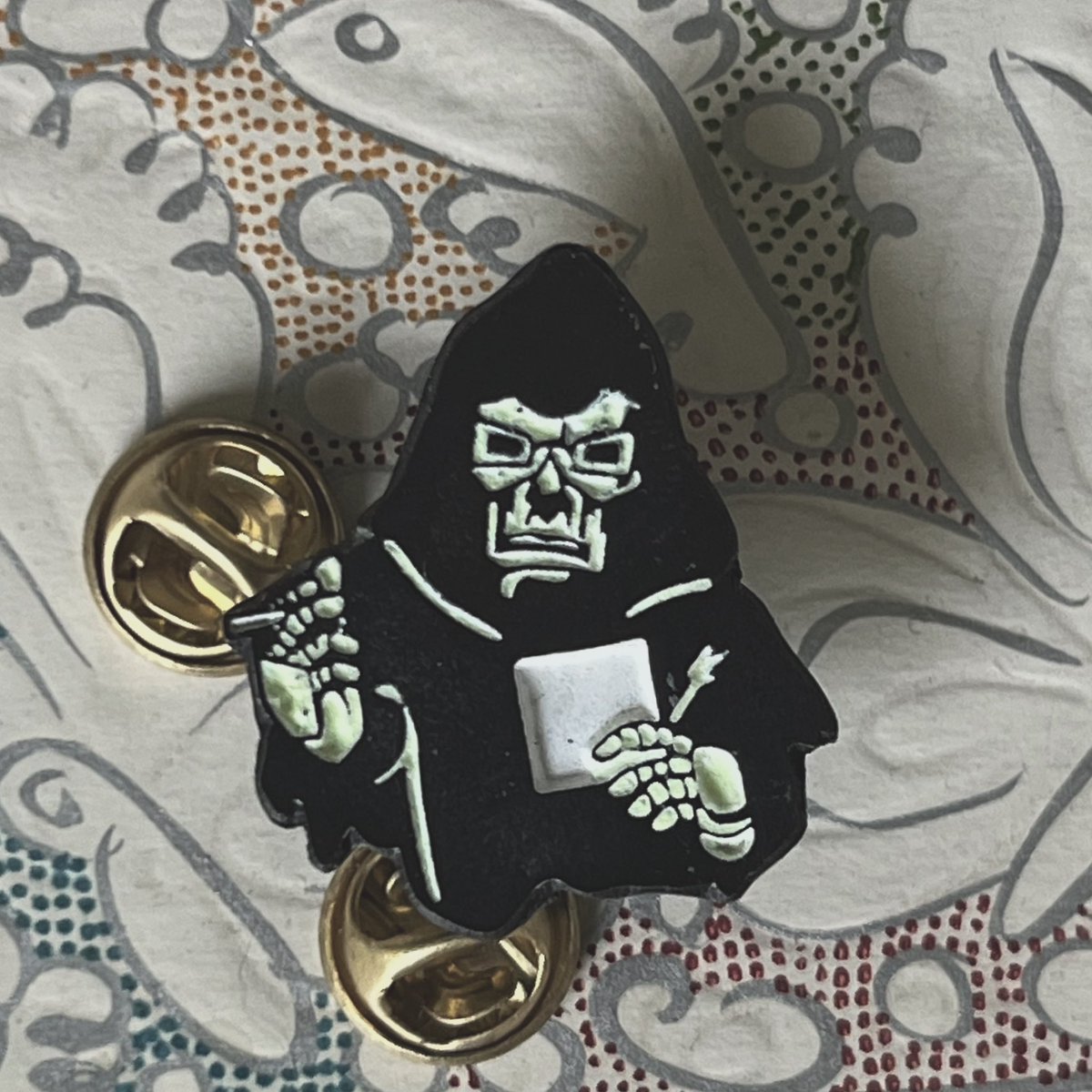 Daniel Dumile, mejor conocido como #MFDoom, es uno de los #MCs más elusivos, misteriosos y en el juego. Su influencia en la cultura popular es innegable. 
Por eso un pin de homenaje era más que necesario, encuentren el suyo aquí 🎤🖤

merch.hipnosismx.com/products/pin-m…