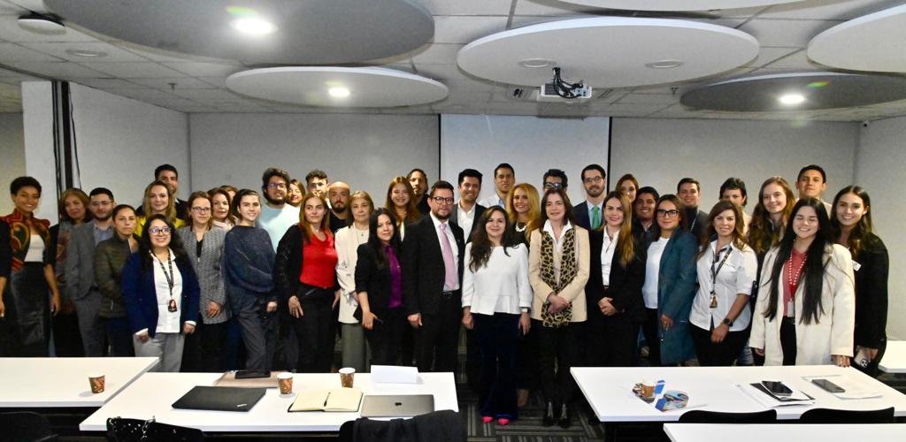 Ministerio_TIC's tweet photo. 👩‍💻 @SandramUrrutia, ministra #TIC, participa del evento ‘Diálogo sobre la internacionalización de la industria del software y TI’, organizado por @PROCOLOMBIACO.

Aquí conversamos con empresarios sobre la importancia de llevar nuestros productos y talento al exterior. 👏🏼 https://t.co/5WUXSlKLcn
