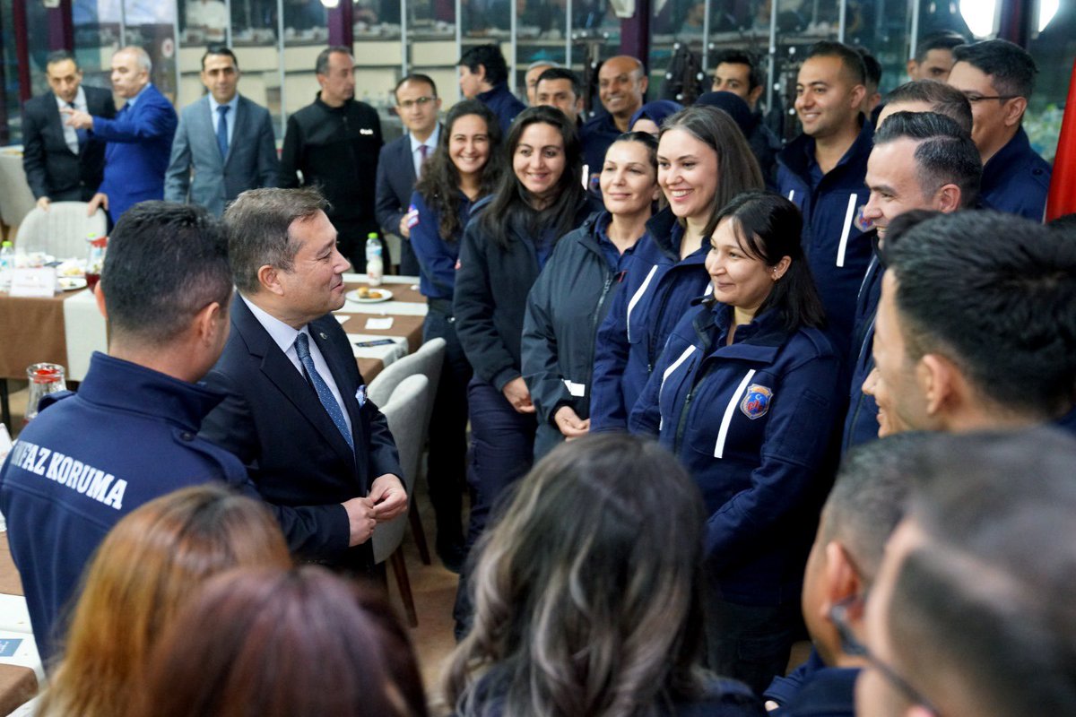 melmas1979's tweet photo. Bir selam,kısa bir sohpet bizim yüzümüzü zaten güldürür Efsane genel müdürümüz Sayın @YavuzEnis a çok teşekkür ederim Personelimizin sizden beklentisi çok sizinde bizlerde hakkınız 👏👏#ikmhaklı https://t.co/eYdHYtCfbP