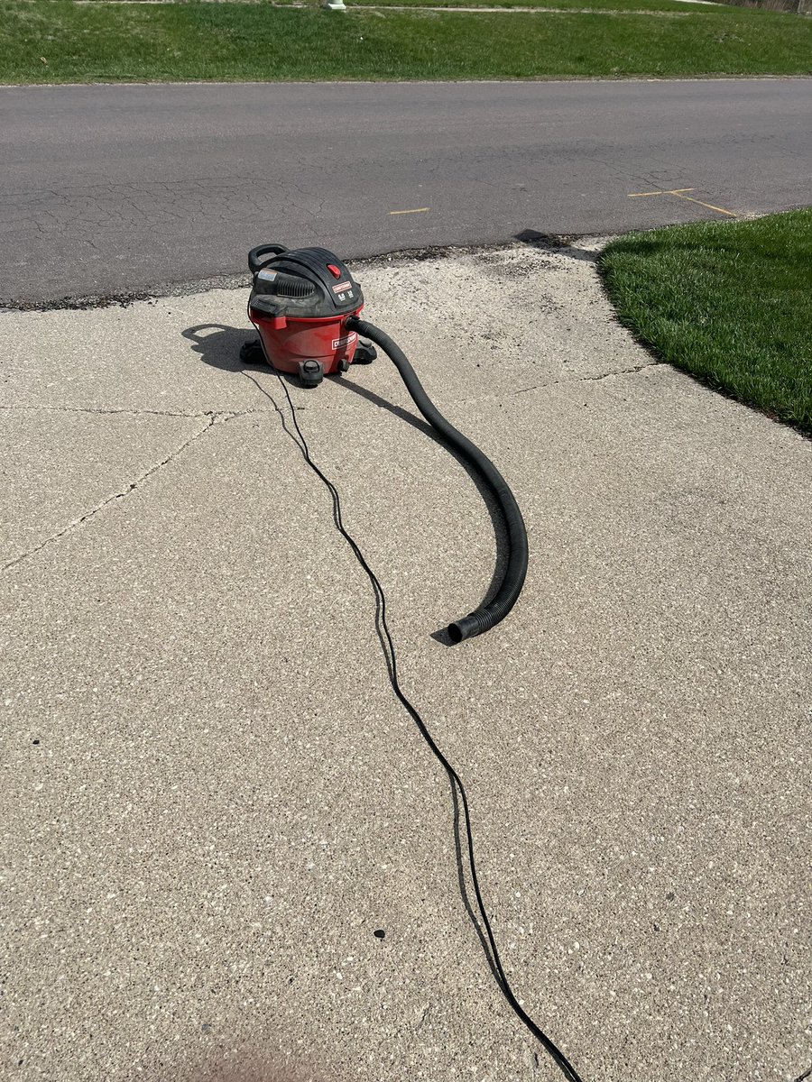 KelvinAdams1's tweet photo. Just cleaning up the end of the driveway and keeping the neighborhood safe for @BallardSmith #PeopleHelpingPeople #PowerfulStuff https://t.co/Dekqyelwe3