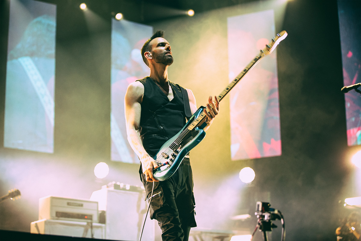 indierocks's tweet photo. Caos, novedades, amor y fraternidad. Tras una larga espera, ayer por fin nos pudimos reencontrar con @PLACEBOWORLD para disfrutar de una velada de ensueño dentro del Domo de Cobre. https://t.co/vZIsGOwbuy 🖤 

📝 @markdiablo 
📸 @NinaPapalote https://t.co/PUH6wDLUDK
