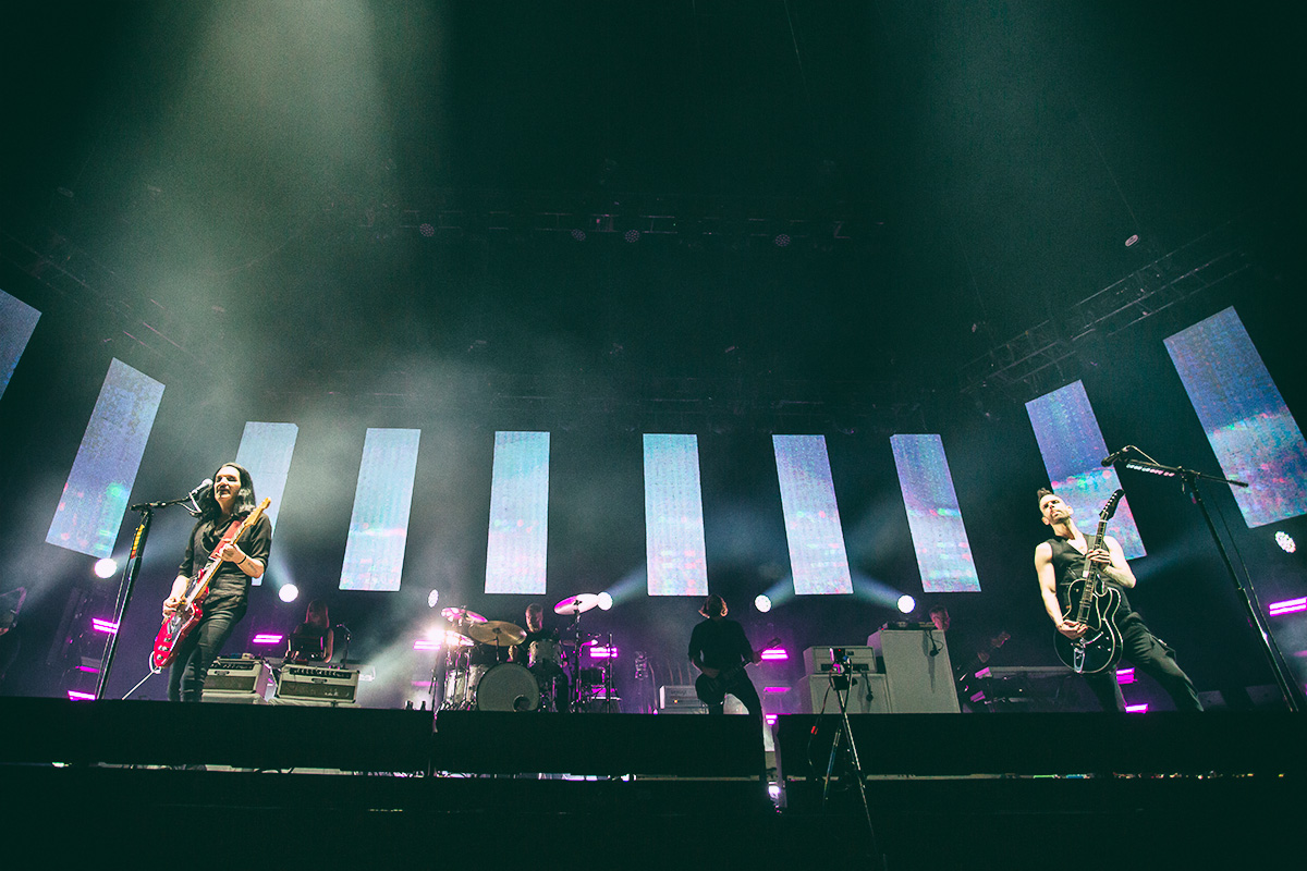 indierocks's tweet photo. Caos, novedades, amor y fraternidad. Tras una larga espera, ayer por fin nos pudimos reencontrar con @PLACEBOWORLD para disfrutar de una velada de ensueño dentro del Domo de Cobre. https://t.co/vZIsGOwbuy 🖤 

📝 @markdiablo 
📸 @NinaPapalote https://t.co/PUH6wDLUDK