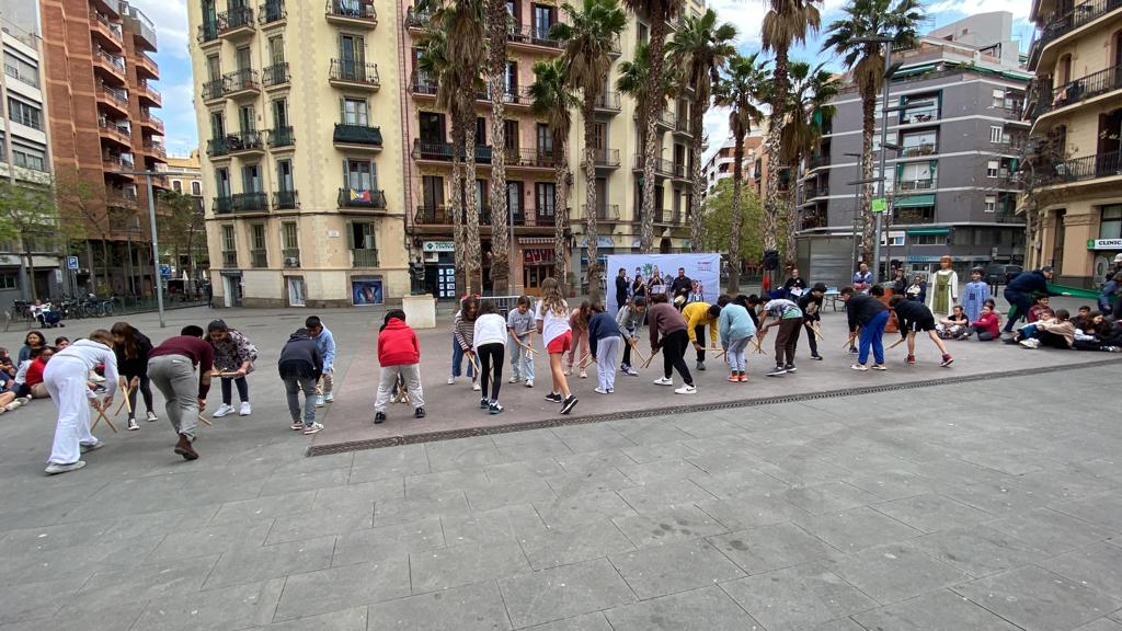 Els alumnes de 6è han practicat ball de bastons i avui s'han reunit a totes les escoles del barri que han participat enguany en el projecte 7 de cultura. #escolaTresPins #balldebastons