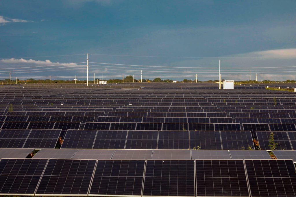 RafaelFonteles_'s tweet photo. Inauguração do Complexo Solar Caldeirão Grande 2: um momento de orgulho e celebração para o Piauí! Com energia limpa e sustentável, avançamos rumo a um futuro mais verde e próspero. Beneficiando mais de 280 mil casas e gerando empregos locais, fortalecendo nossa posição como líder em energia renovável no Brasil.