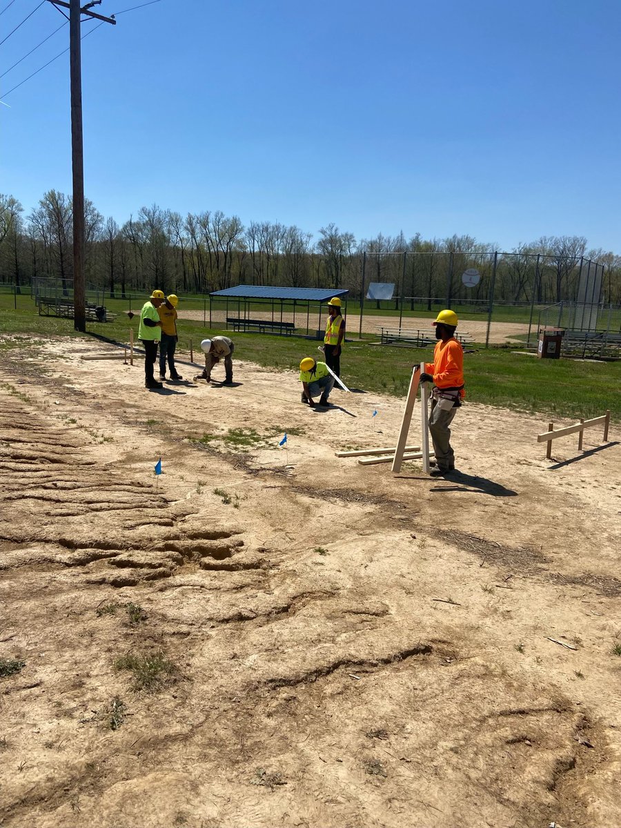 ShawneeCollege's tweet photo. Shawnee Community College Highway Construction Careers Students have installed a playground at the Vienna Ballpark in memory of a Goreville High School student. #WeAreShawnee #HCCTP
https://t.co/MlwUNTEmDY https://t.co/Y01Dlw3Ymp