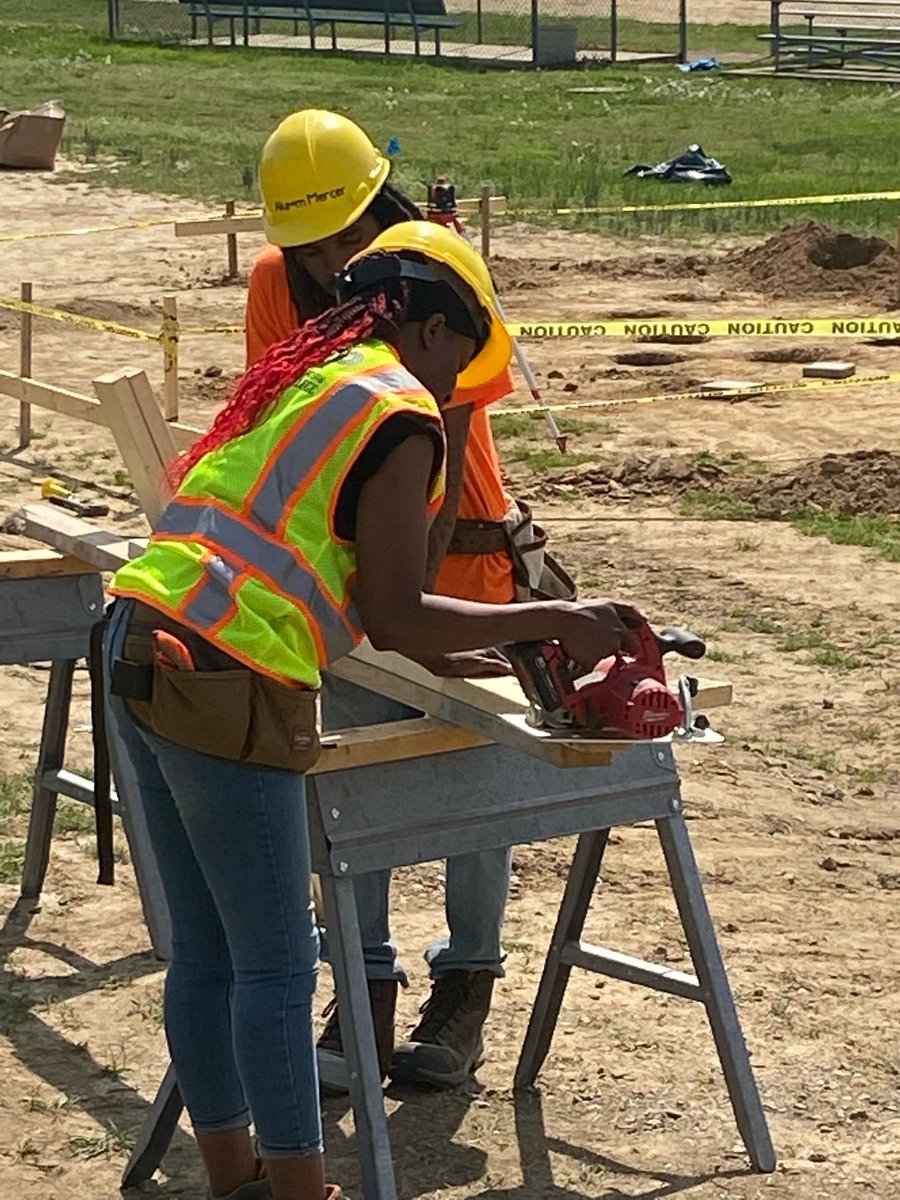 ShawneeCollege's tweet photo. Shawnee Community College Highway Construction Careers Students have installed a playground at the Vienna Ballpark in memory of a Goreville High School student. #WeAreShawnee #HCCTP
https://t.co/MlwUNTEmDY https://t.co/Y01Dlw3Ymp