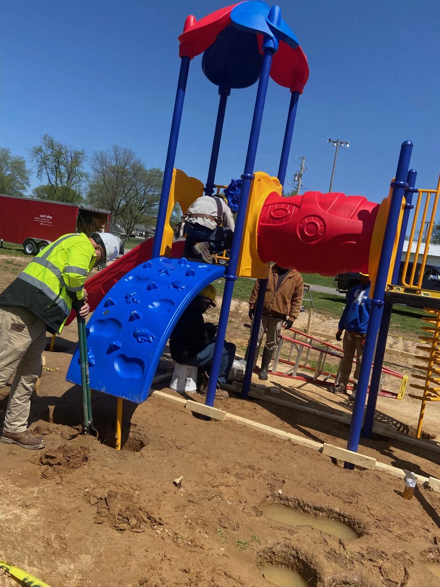 ShawneeCollege's tweet photo. Shawnee Community College Highway Construction Careers Students have installed a playground at the Vienna Ballpark in memory of a Goreville High School student. #WeAreShawnee #HCCTP
https://t.co/MlwUNTEmDY https://t.co/Y01Dlw3Ymp