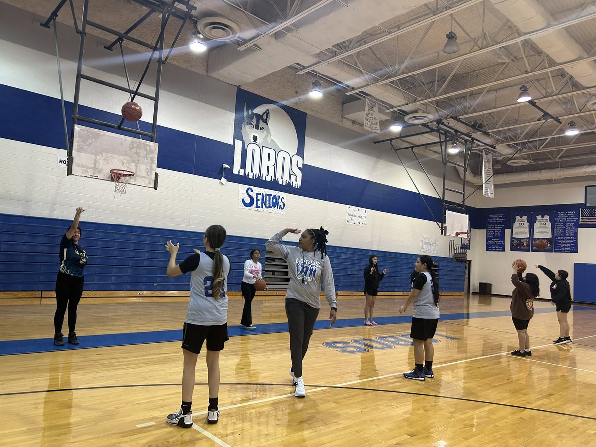LadyLoboHoopz's tweet photo. The LadyLoboHoopz team hosted the LadyLoboSoccer team in a collaborative skill building day! We were honored to meet the soccer team &amp; introduce them to our sport. They brought great energy and were eager to learn! Thanks Coach Sarabia we can’t wait to get on the soccer field !! https://t.co/q5hqufdkGo