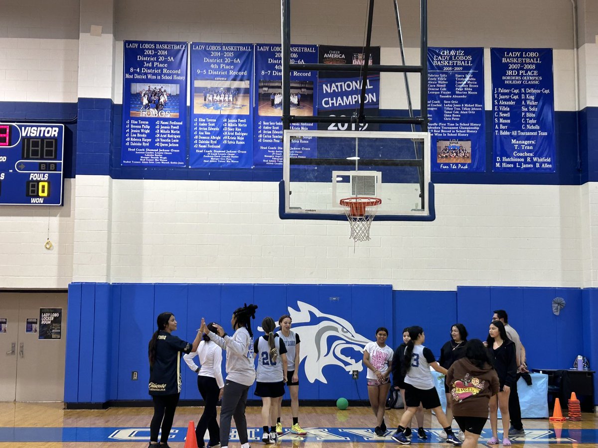 LadyLoboHoopz's tweet photo. The LadyLoboHoopz team hosted the LadyLoboSoccer team in a collaborative skill building day! We were honored to meet the soccer team &amp; introduce them to our sport. They brought great energy and were eager to learn! Thanks Coach Sarabia we can’t wait to get on the soccer field !! https://t.co/q5hqufdkGo