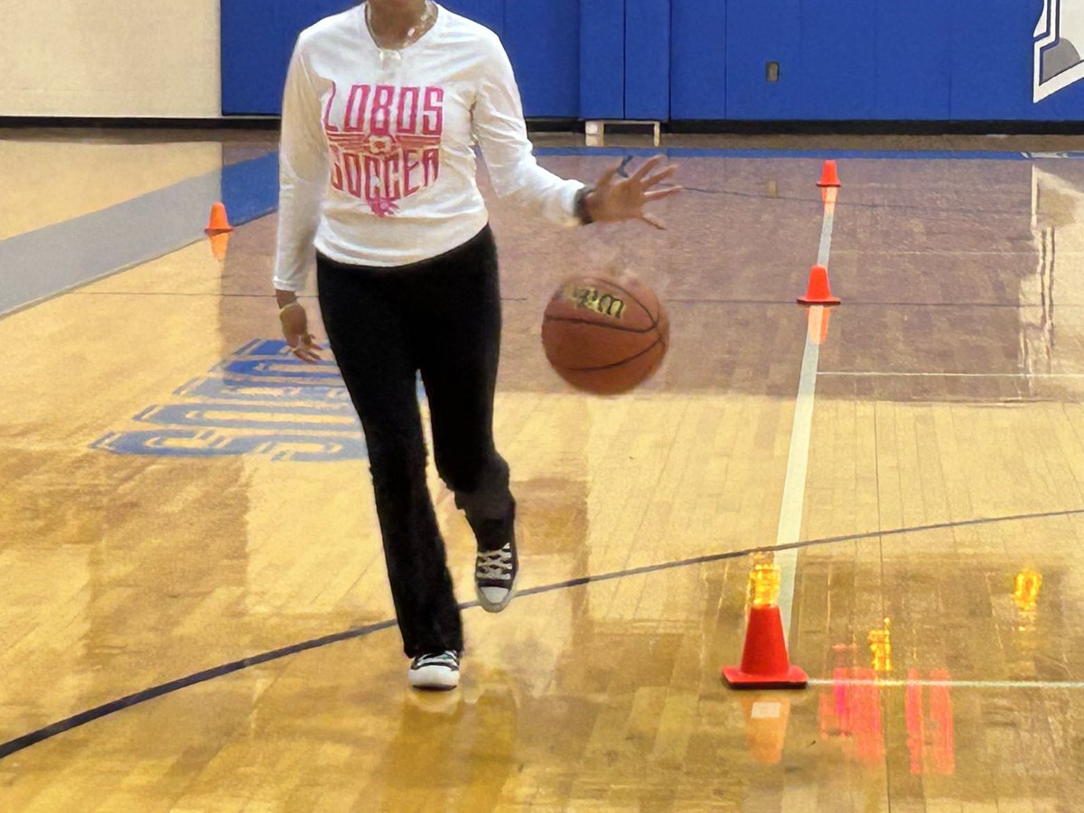LadyLoboHoopz's tweet photo. The LadyLoboHoopz team hosted the LadyLoboSoccer team in a collaborative skill building day! We were honored to meet the soccer team &amp; introduce them to our sport. They brought great energy and were eager to learn! Thanks Coach Sarabia we can’t wait to get on the soccer field !! https://t.co/q5hqufdkGo
