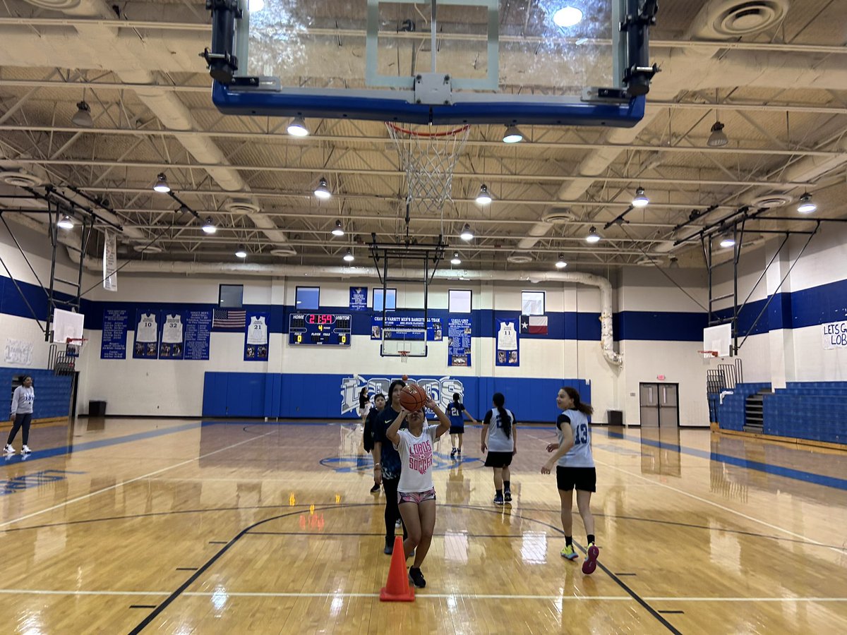 LadyLoboHoopz's tweet photo. The LadyLoboHoopz team hosted the LadyLoboSoccer team in a collaborative skill building day! We were honored to meet the soccer team &amp; introduce them to our sport. They brought great energy and were eager to learn! Thanks Coach Sarabia we can’t wait to get on the soccer field !! https://t.co/q5hqufdkGo