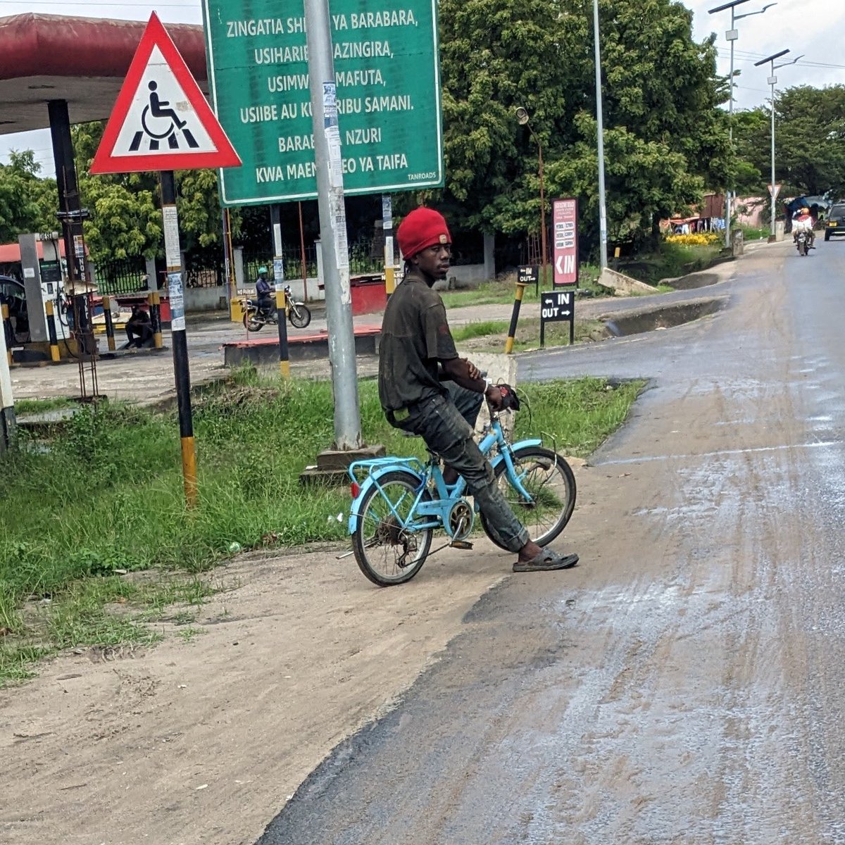 DontjeJames's tweet photo. #30DaysofBiking Day 18.  The long rains  have begun in earnest and got very wet on my second ride today.  But during a break in the rain I took this photo. Some of the used bikes sold in Tanga are on the small side IMHO but many people, like this man, seem to like them. https://t.co/9sICjm7WqY