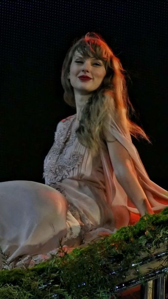 opalysm's tweet photo. QUICK reply with ur fave Taylor/ swiftie related pic :) https://t.co/XBDlJpbusV