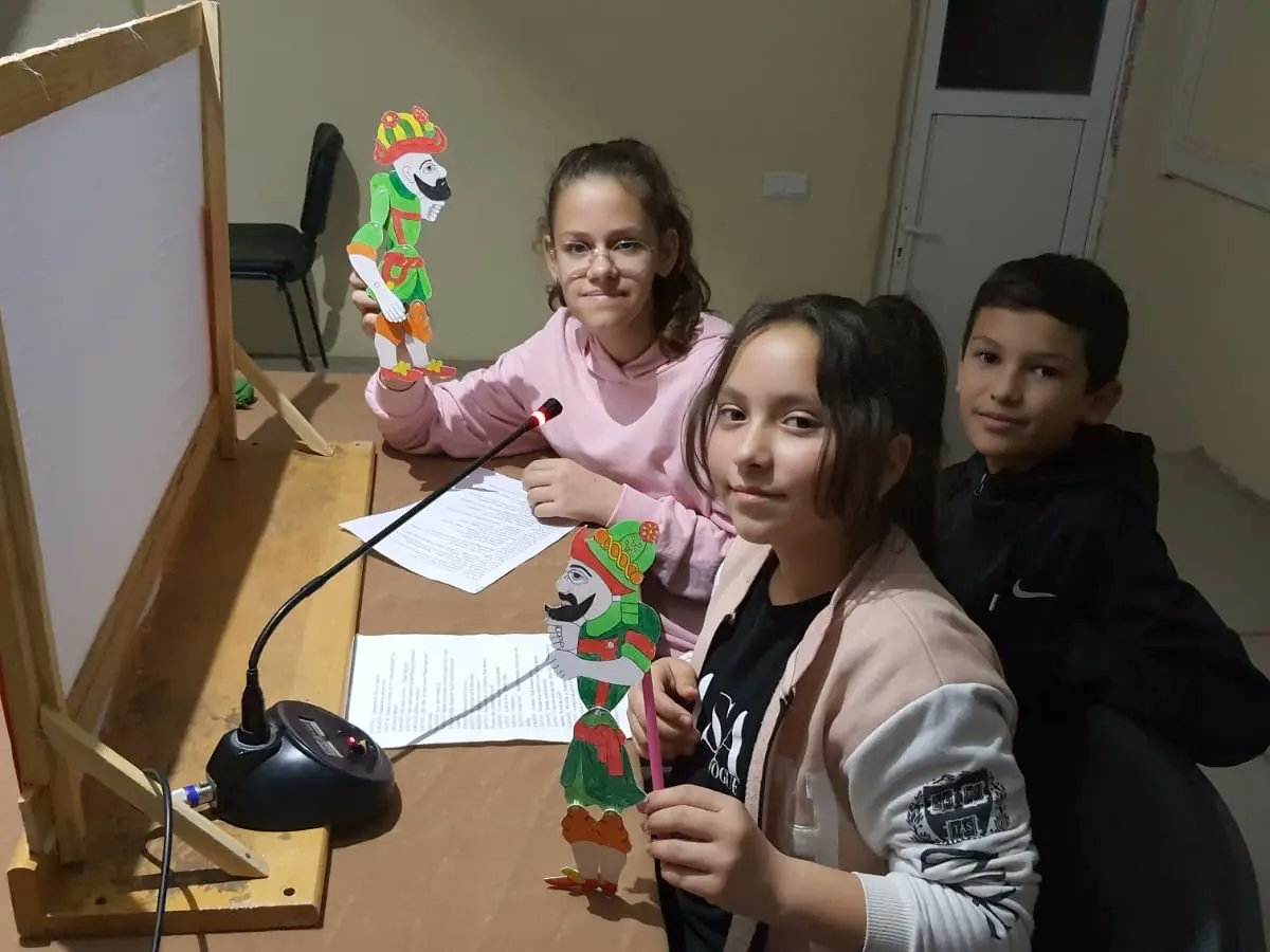 emet_imam's tweet photo. "Ramazan Etkinliklerimiz" kapsamında okulumuz Türkçe Öğretmeni Serpil KAÇAR tarafından öğrencilerimiz ile birlikte hazırlanan "Hacivat ve Karagöz" ve "Kukla Gösterisinden " Kareler 📸✨️
#ramazan #etkinlik #kukla #kuklagösterisi #hacivatkaragöz #kütahyamilliegitim https://t.co/T2ouZwVbR6