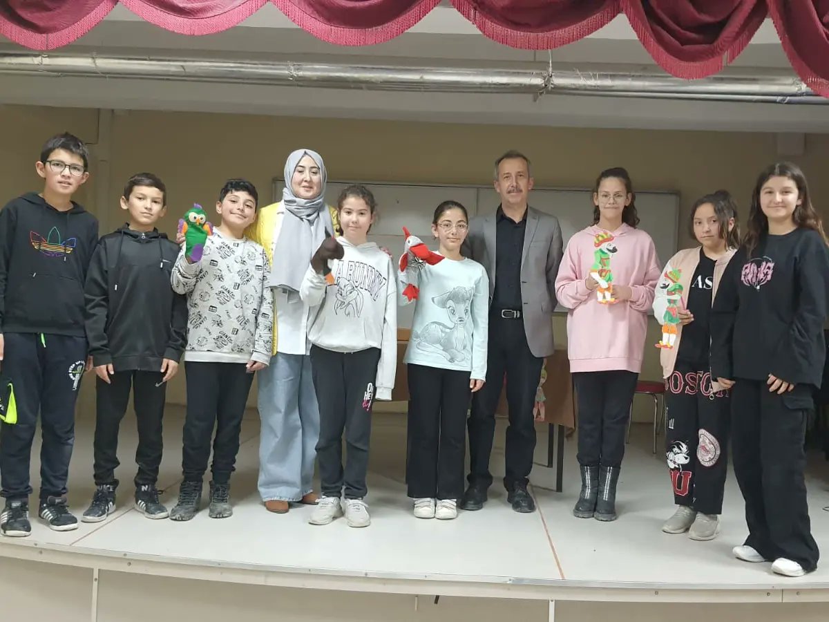 emet_imam's tweet photo. "Ramazan Etkinliklerimiz" kapsamında okulumuz Türkçe Öğretmeni Serpil KAÇAR tarafından öğrencilerimiz ile birlikte hazırlanan "Hacivat ve Karagöz" ve "Kukla Gösterisinden " Kareler 📸✨️
#ramazan #etkinlik #kukla #kuklagösterisi #hacivatkaragöz #kütahyamilliegitim https://t.co/T2ouZwVbR6