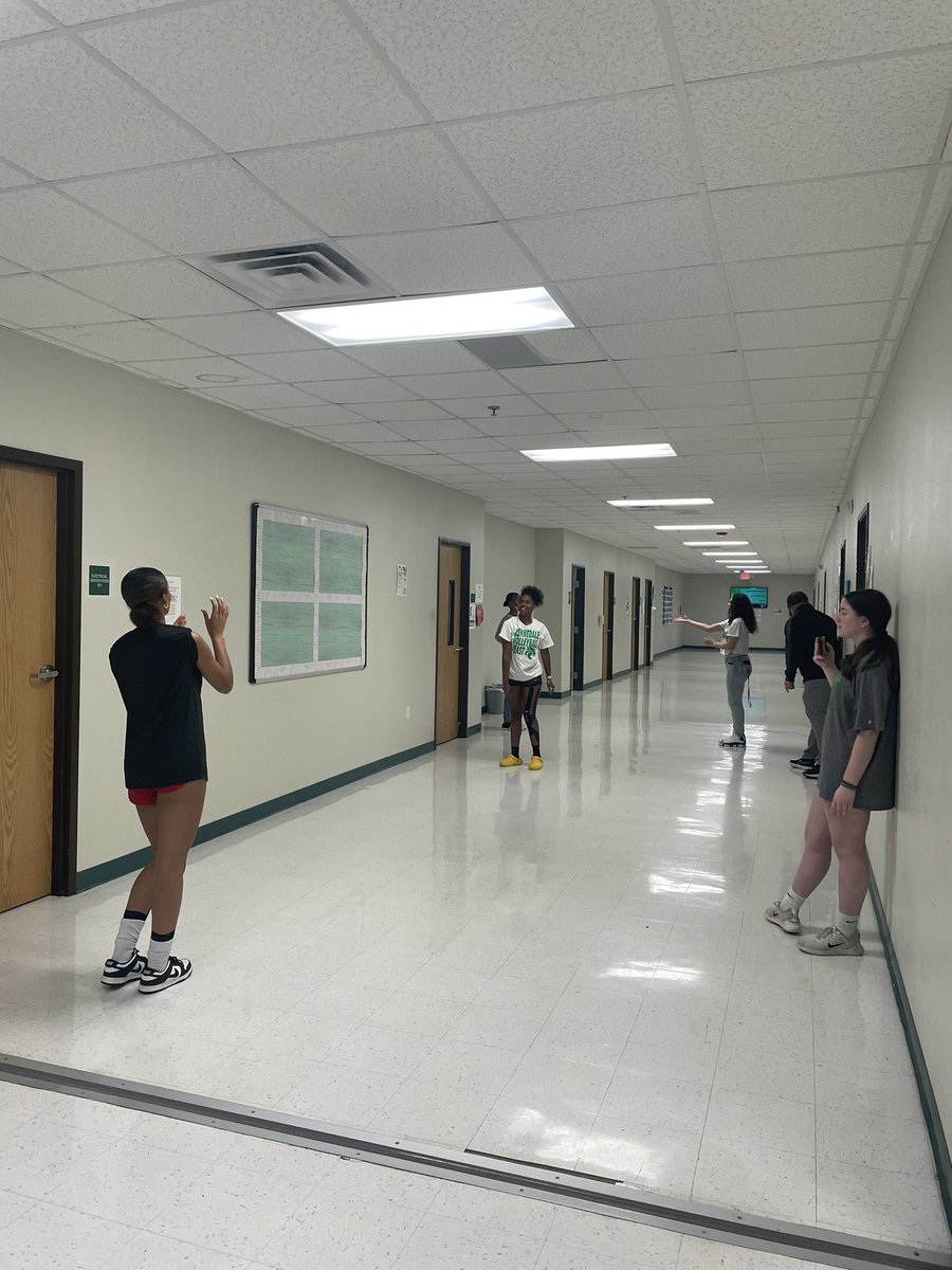 KennedaleCTE's tweet photo. KHS Kinesiology students working on assessing form and performance in their Physical Activity unit. #CTE @urkhsprincipal https://t.co/6Z5Gxy2bdb
