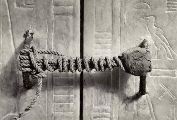Arteymas_'s tweet photo. Hace mas de 100 años así fue encontrada la tumba del faraón Tutankamón, un grupo de arqueólogos realizó este importante hallazgo en 1922 y así hallaron la entrada del recinto mortuorio… https://t.co/9kRenAfYO5