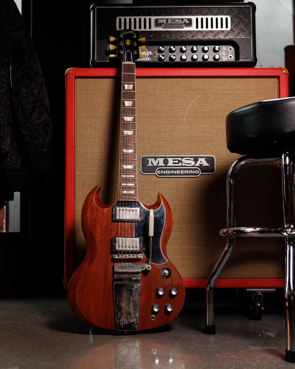 MesaBoogie's tweet photo. A unique sonic profile with crushing character - the Badlander 50 does not disappoint. Run a @gibsonguitar SG Standard '61 Maestro Vibrola through it and may the rock 'n roll never end!
#MesaEngineering #MesaBoogie #BadlanderSeries #Badlander50 https://t.co/DzFAPs1Q0L