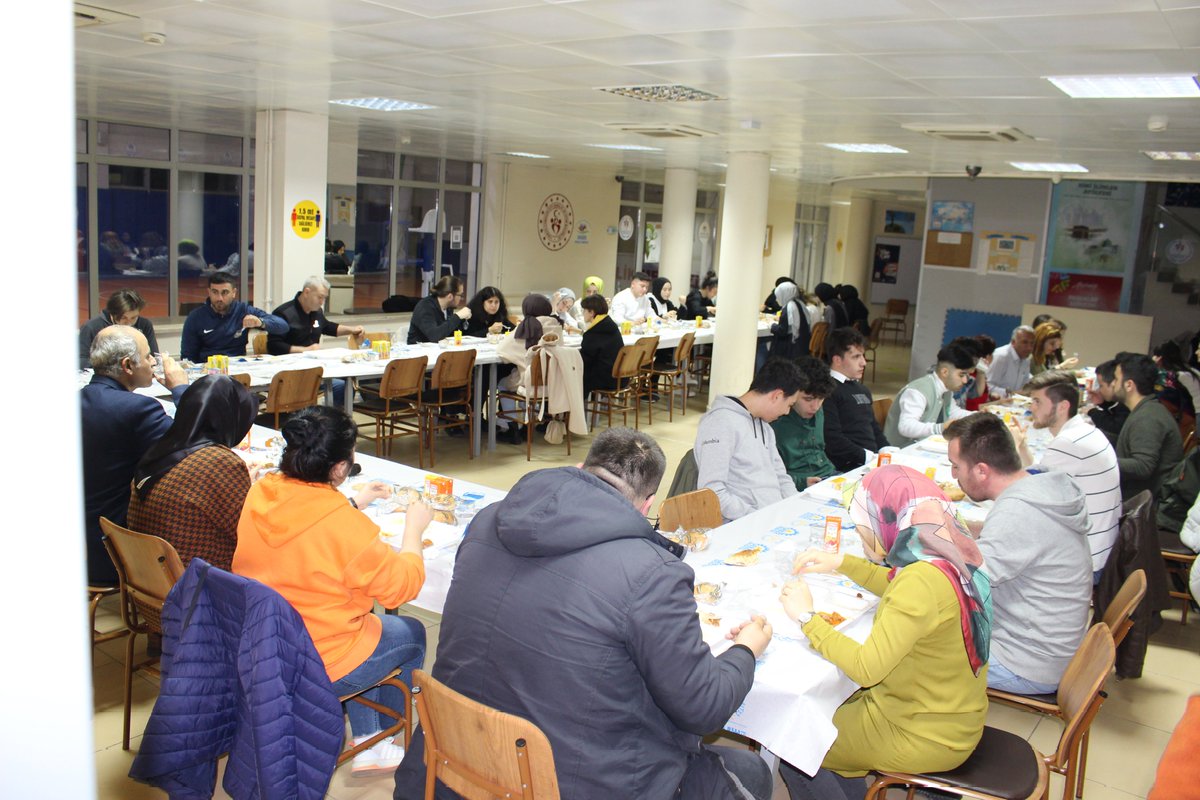 GSB_GebzeGM's tweet photo. 🌙 Ramazan berekettir,
🌙 Ramazan kardeşliktir,
🌙Ramazan paylaşmaktır,
Gençlik merkezimizde gönüllü gençlik liderlerimiz, gönüllü gençlerimiz ve çalışanlarıyla #iftarda bir araya geldik.
Allah kabul etsin...
#MerkezimdeRamazan 🌙
@gencliksporbak @kasapoglu https://t.co/7DDijkegJp