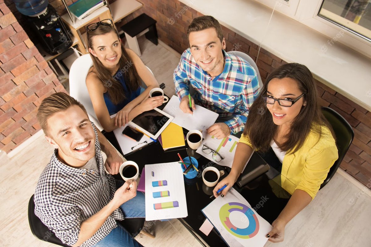 bcodeimagenes's tweet image. gigantes viendo a sus pequeños humanos esclavos