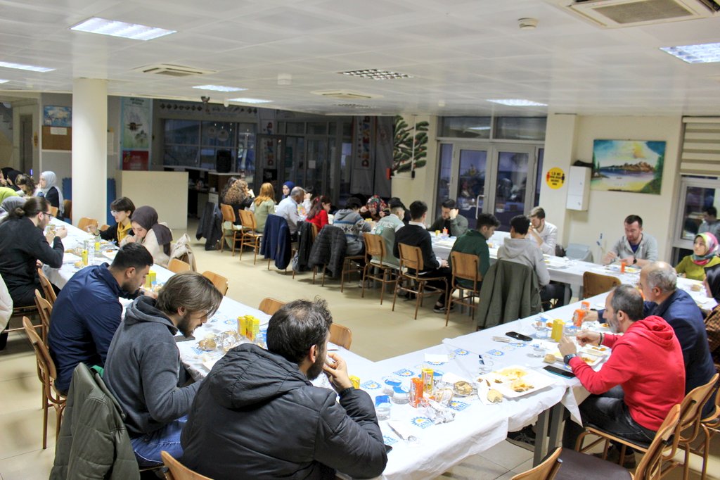 GSB_GebzeGM's tweet photo. 🌙 Ramazan berekettir,
🌙 Ramazan kardeşliktir,
🌙Ramazan paylaşmaktır,
Gençlik merkezimizde gönüllü gençlik liderlerimiz, gönüllü gençlerimiz ve çalışanlarıyla #iftarda bir araya geldik.
Allah kabul etsin...
#MerkezimdeRamazan 🌙
@gencliksporbak @kasapoglu https://t.co/7DDijkegJp