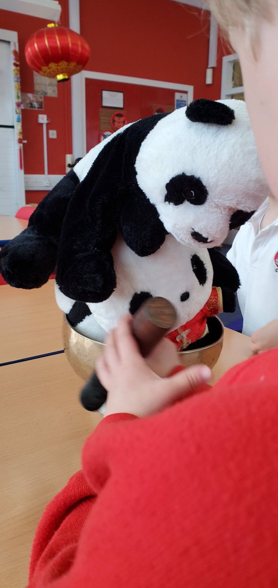 JLaTrobe100's tweet image. How many pandas can you get in a singing bowl? We managed four.... but then the bowl stopped singing! 😯 P1s were exploring vibrations yesterday 😊 #Turntaking #Communication #Play #Science #Regulation #Imagination @RhiannaTweedie