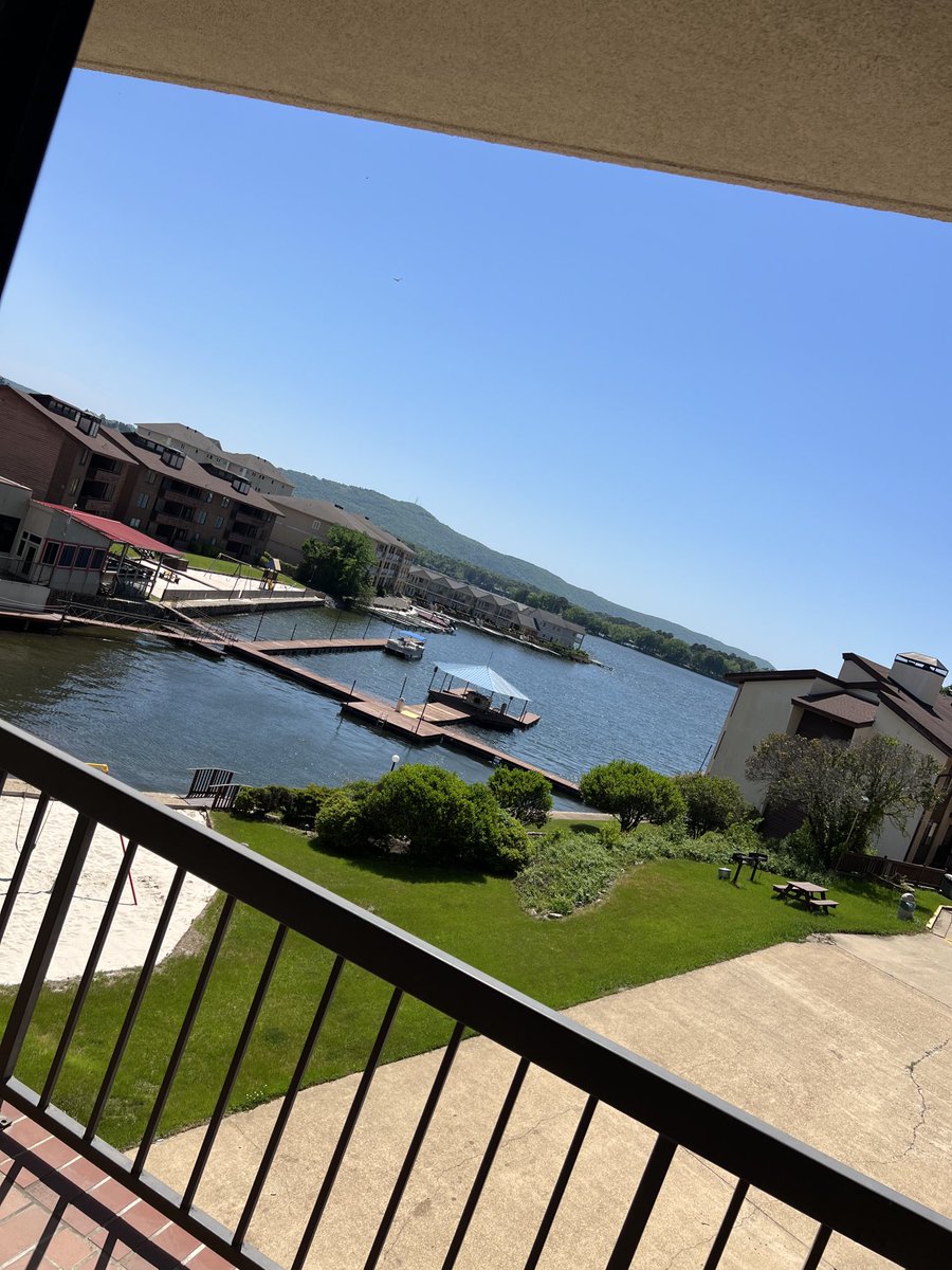 david_cogsville's tweet image. Visiting some buddies in HotSprings,Arkansas(standing out on my balcony). What a gorgeous Day!!