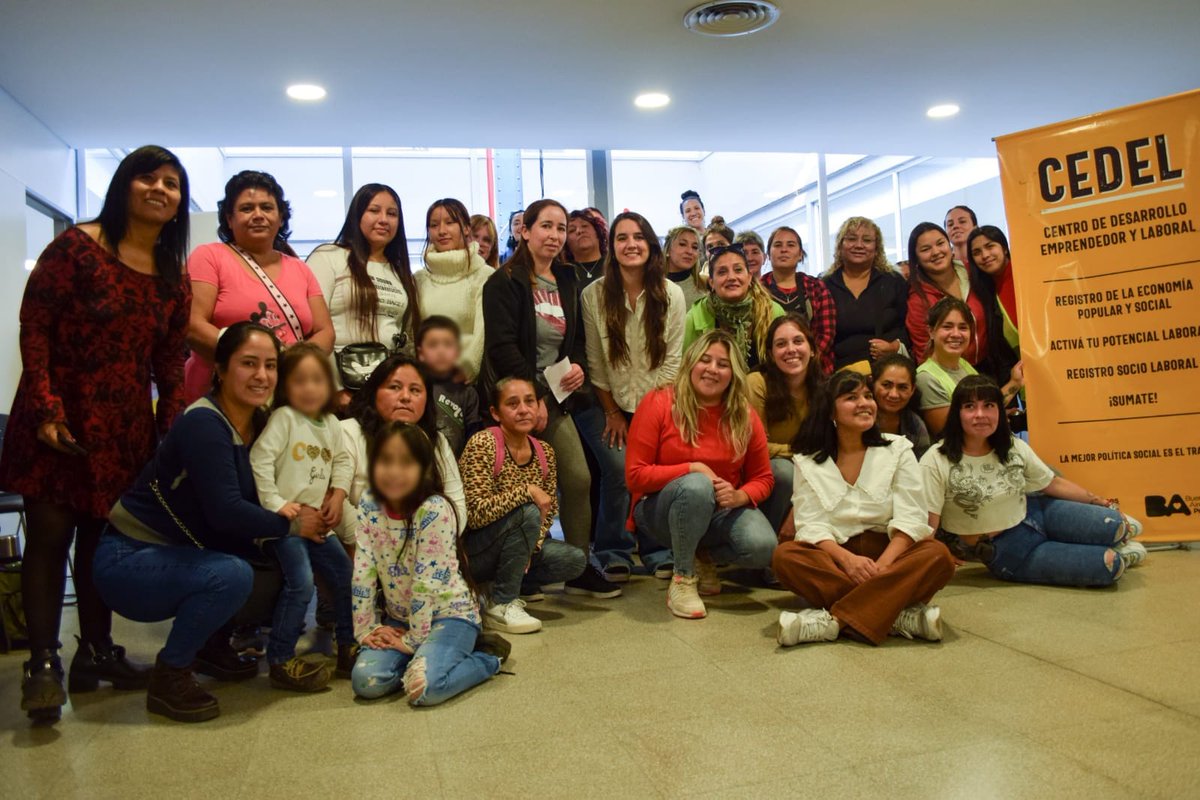 Rocioferreira24's tweet photo. #Mateada Cedel Barrio 21-24 organizamos un encuentro e invitamos a una jornada de intercambio de ideas y charlas con mujeres emprendedoras y quienes buscan empleo. #talleresdeempleabilidad #derechos
#capacitacionesycursosgratuitos
#cedel2124
Gracias al cemar 2 por el espacio. https://t.co/Wk1FmiApCY