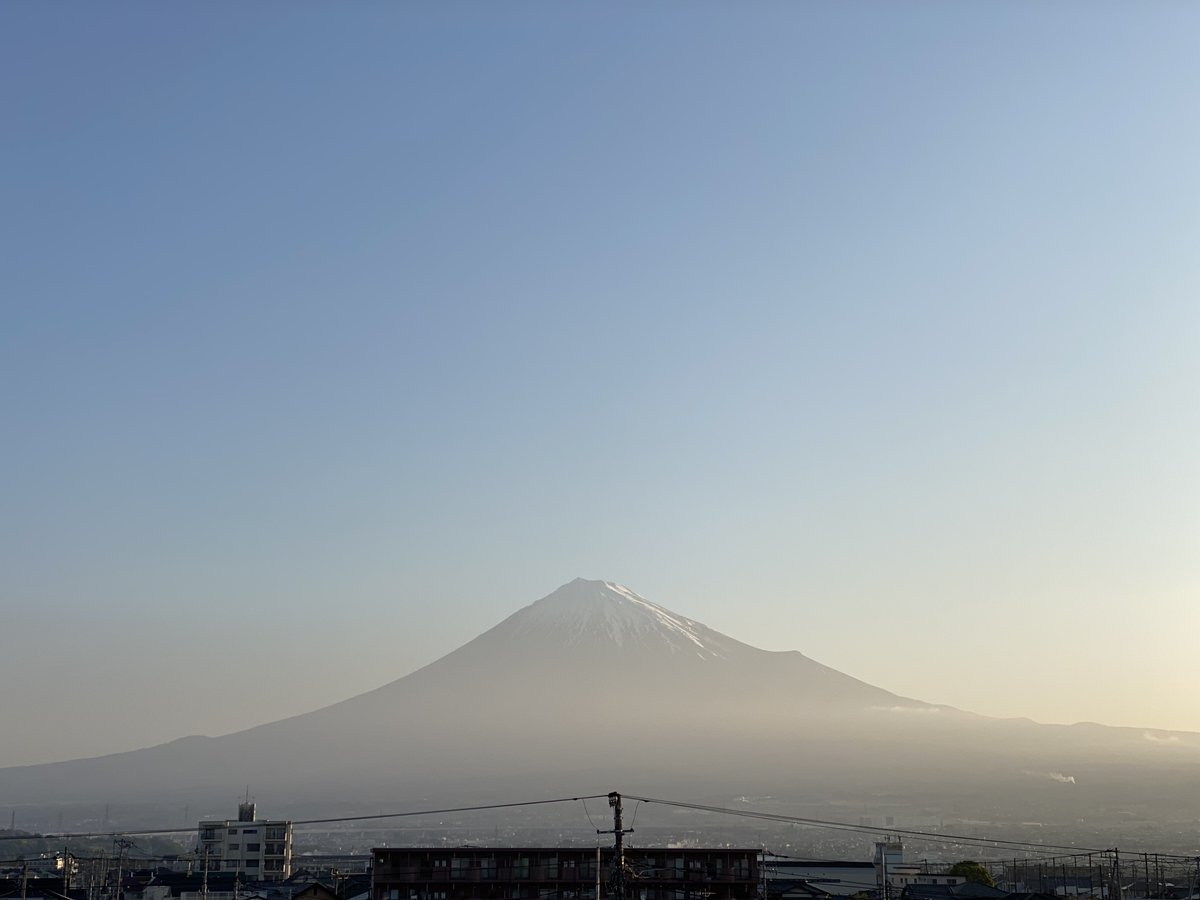 2023年4月19日（水）5:50🌷 皆さん🎶おはようございます😊 霞がありますが天気は良好です☀️ （予想気温）13℃/23℃ 気温差がありますので体調管理に十分注意しましょう💐🍵🌷 「ケサフジ」🗻👸しっかり見えてます🆗😊(^^)本日も良い一日をお過ごし