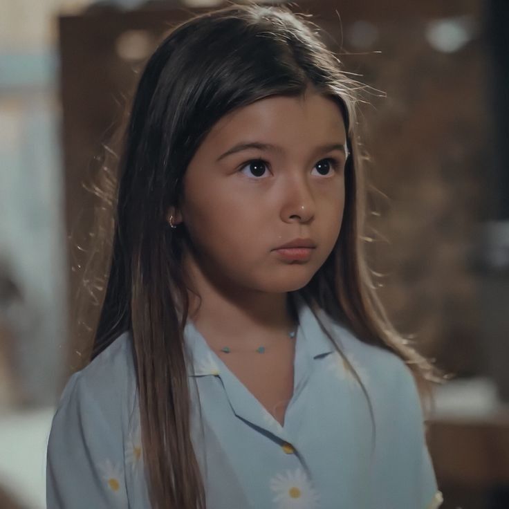 ausdalia's tweet photo. "— Qual a sua emergência?

— Você pode me ajudar?

— Querida, você pode me dizer o seu nome.

— Kiraz. 

— (...) Kiraz, você esta sozinha?

— Mamãe. Tem alguma coisa errada com a mamãe." https://t.co/V21jhZEmUU