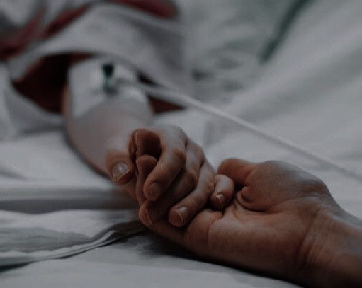 ausdalia's tweet photo. "— Qual a sua emergência?

— Você pode me ajudar?

— Querida, você pode me dizer o seu nome.

— Kiraz. 

— (...) Kiraz, você esta sozinha?

— Mamãe. Tem alguma coisa errada com a mamãe." https://t.co/V21jhZEmUU
