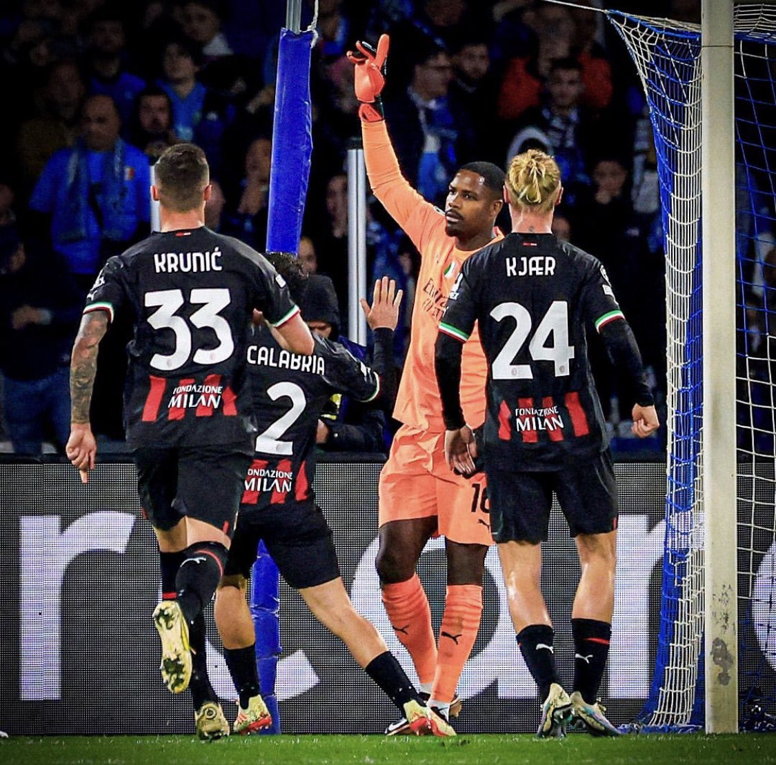 HamzaSd20's tweet photo. MILAN AC QUALIFIE ❤️ https://t.co/Hq5UlTNEMW