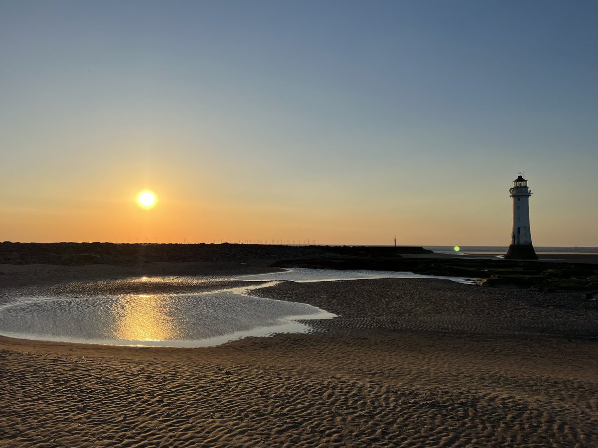 GMurphy0709's tweet photo. Not me watching yet another sunset over in New Brighton. So grateful to have this place on our doorstep
#anothersunset #afterworkmindfulness #goldenhour #beachwalk #justbreathe https://t.co/9d1aZ8MPj6