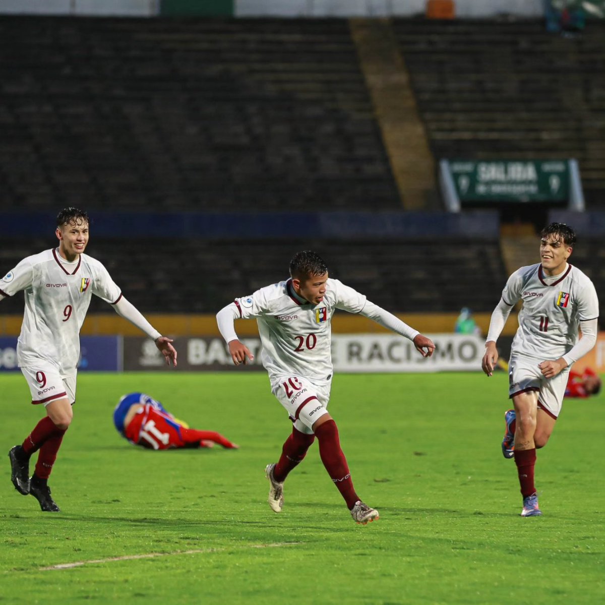 juvenilesfvf's tweet photo. 𝐂𝐫𝐞𝐞𝐫 🫂

Paso a paso 🇻🇪

#SiempreVinotinto https://t.co/hXNdxDx7ZY