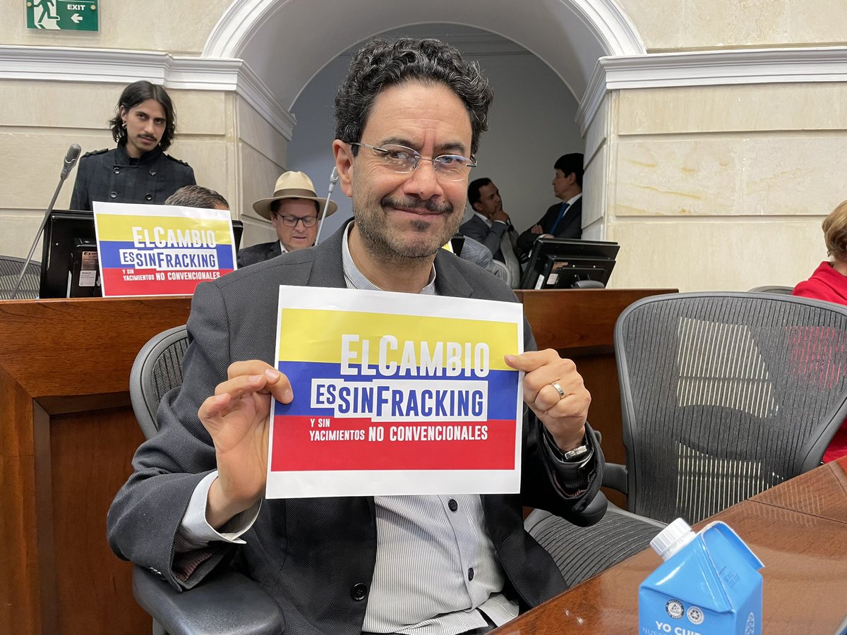 IvanCepedaCast's tweet photo. Hoy votaremos en el Congreso para que Colombia quede libre de la explotación con fracking: https://t.co/jxdgaKSsQv