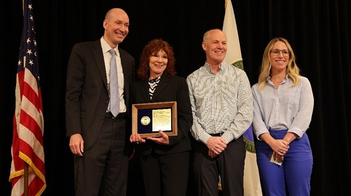 HanfordSite's tweet photo. In this week’s #EMUpdate Newsletter, the @HanfordSite is honored with an exceptional project management award, a late Hanford project manager is recognized posthumously for leadership achievements, and much more! https://t.co/Qpe4fVPAN2 https://t.co/rMWdefRqT2