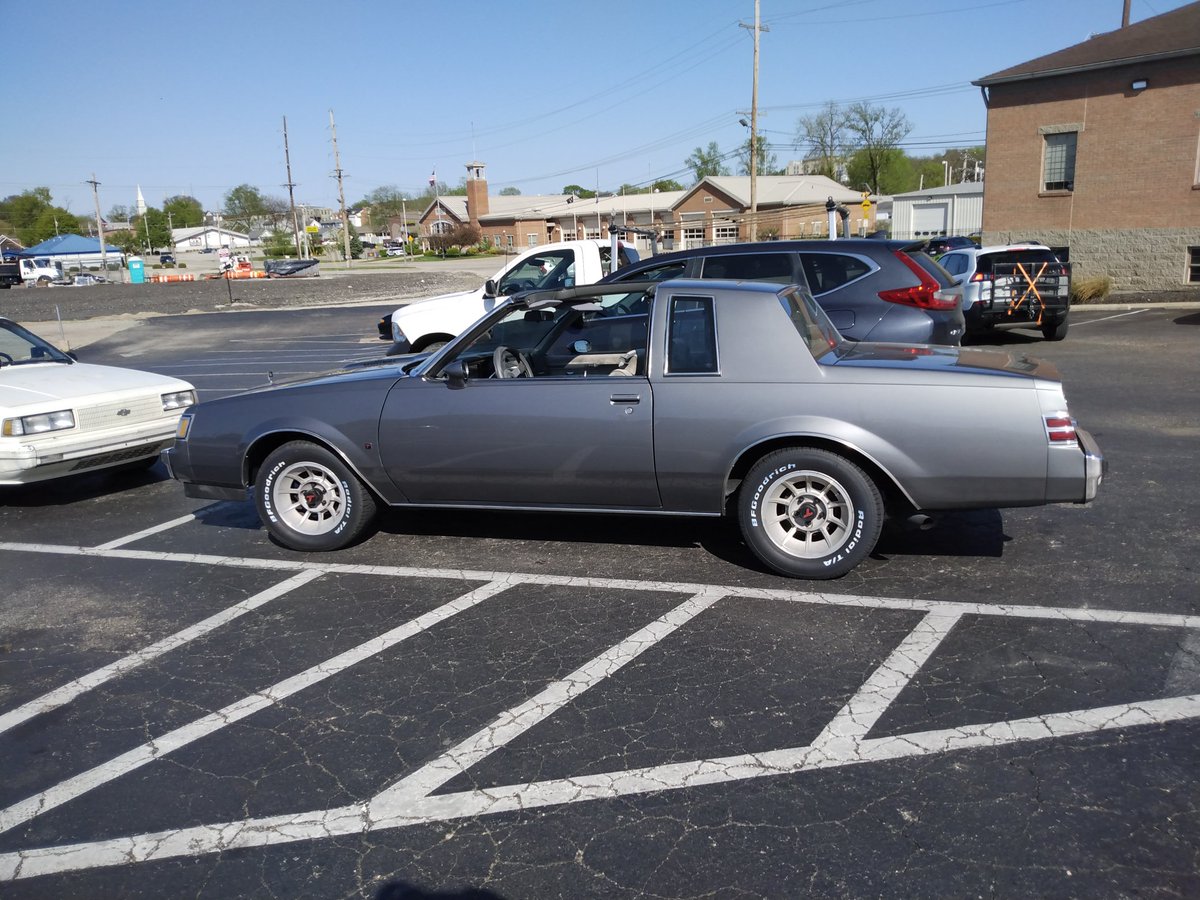 HotrodWolf1's tweet image. At the BMV and this is chilling right in front of me.