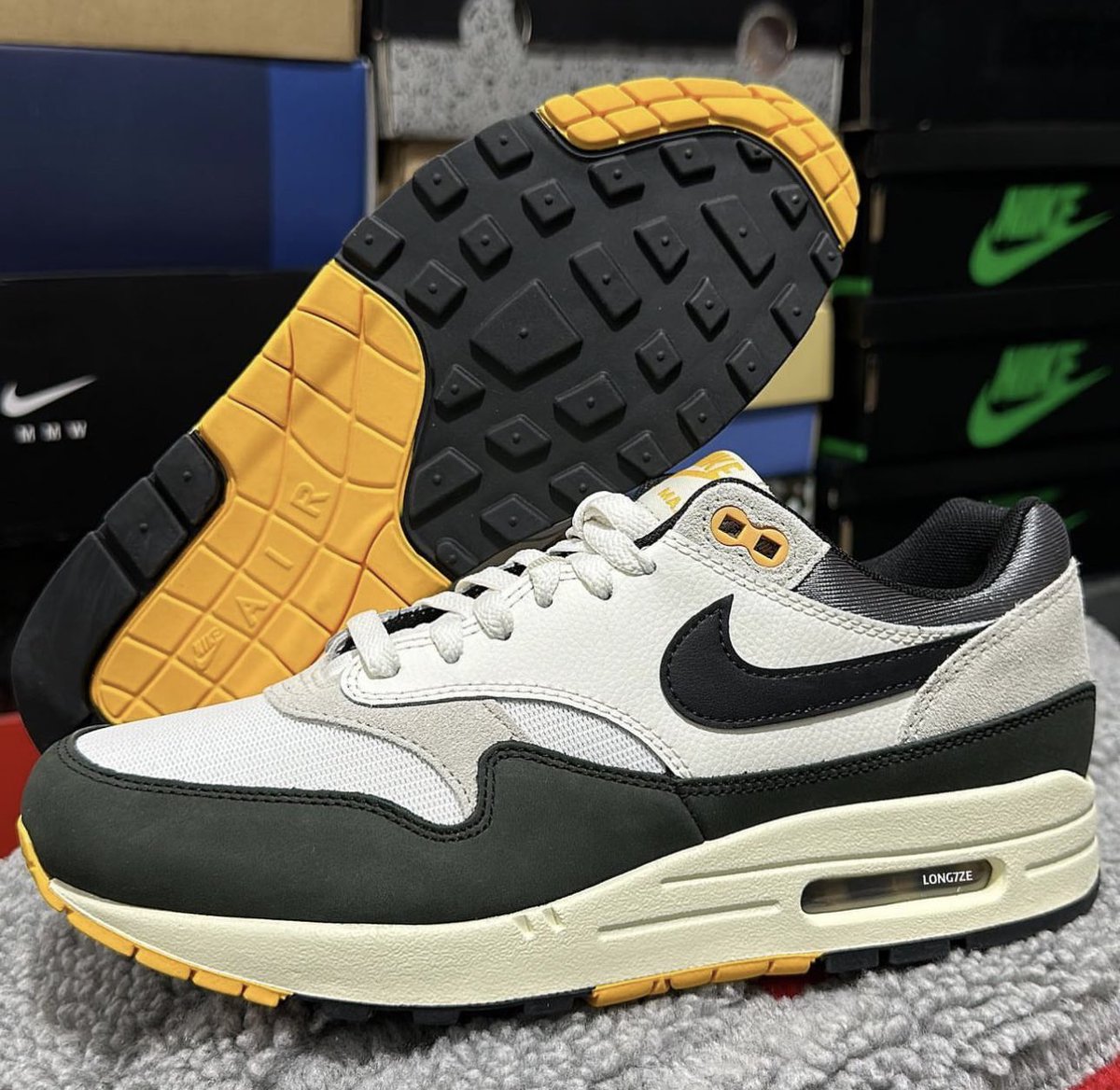 Sneakerologue's tweet photo. Premières images de la Nike Air Max 1 “Athletic Dept.” https://t.co/eEvq6Xu5VC