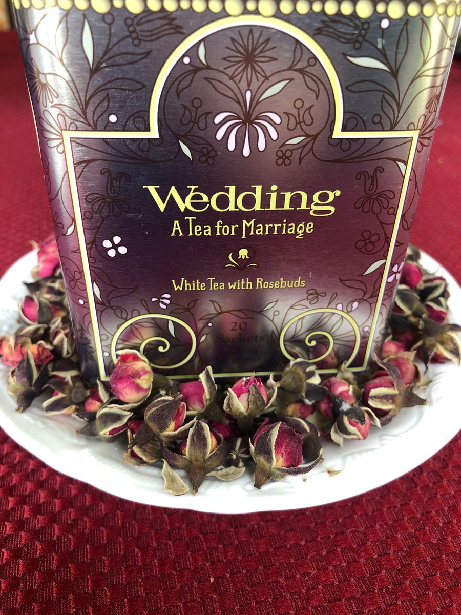 TeaDeviant's tweet photo. White tea and roses…not just for weddings. A beautiful spring day is celebration enough. Anyone else? #whitetea #roses https://t.co/iVQYxEebv7