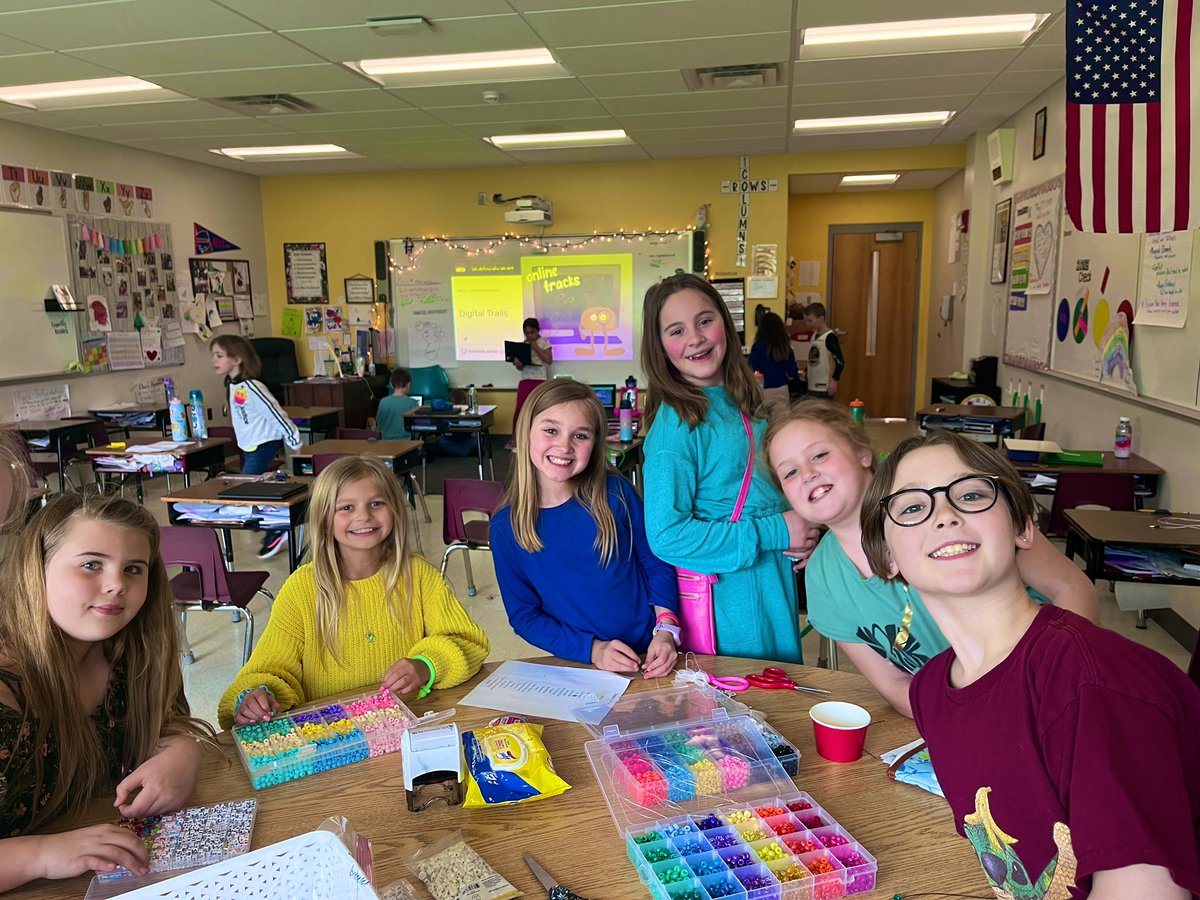 I have a crew of helpers making friendship bracelets during free time ✨these are just a few!