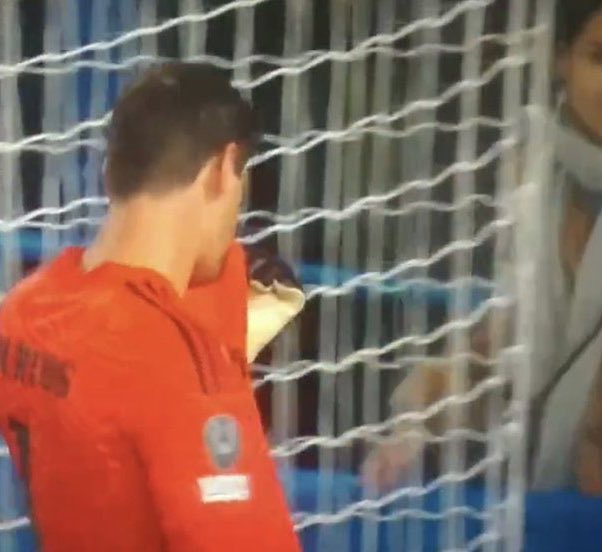 officialrm_dna's tweet photo. @realmadrid Thibaut Courtois kisses the Real Madrid badge in front of the Chelsea fans. https://t.co/Hxd0wR5dej