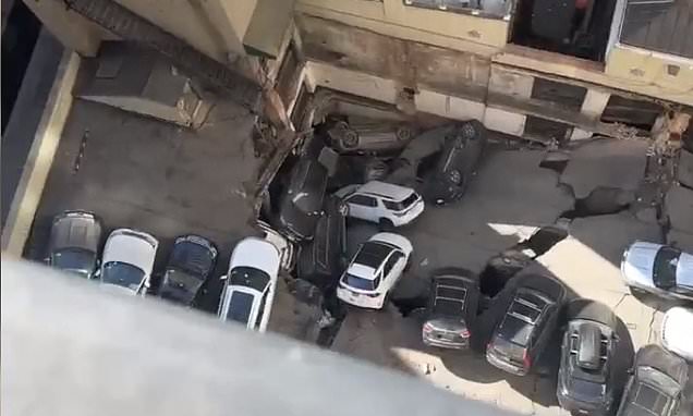 Breaking911's tweet photo. PARKING GARAGE COLLAPSE:
- Parking structure failed in Lower Manhattan
- Several injuries reported
- FDNY searching for people trapped
- NYC Mayor briefed &amp; headed to scene

https://t.co/fXzy8mXSFr https://t.co/cQBib3a8ln