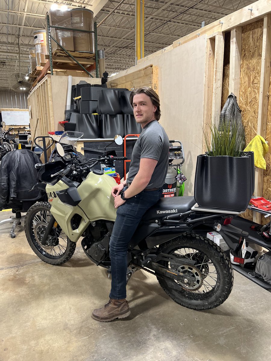 Wanted to see if our planters double as motorcycle storage, so I bolted one on the back 🤠 

#3DPrinting #carbonfiber #ABS #KLR650 #Kawaksaki 
prototyp3.xyz