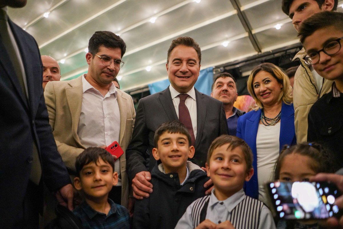 alibabacan's tweet photo. Bugün il başkanları toplantımızın ardından Ankara İl Başkanlığımızın kurduğu geniş sofrayla iftardaydık. 

Ankara teşkilatımıza ve bizlerle beraber olan tüm dostlarımıza teşekkür ediyorum. https://t.co/69FS8io1kH
