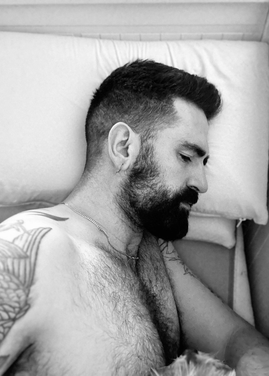 Estos días estoy aprendiendo que ser quién eres y en todo momento no tiene nada de malo,...te conoces mas y mejor, mejoraras tu estado de felicidad y sobre todo y, oye, no esta nada mal.